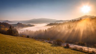 Sonbahar manzara, sunrise Orava, Slovakya, Avrupa'nın bölgedeki sisli bir sabah.