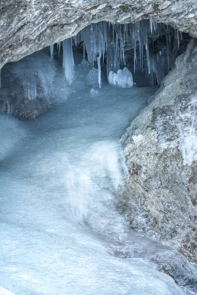 Detalhe Uma Paisagem Inverno Queda Gelo Uma Parede Rocha — Fotografia de Stock