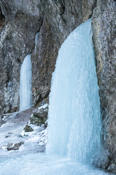 Detalhe Uma Paisagem Inverno Queda Gelo Uma Parede Rocha — Fotografia de Stock