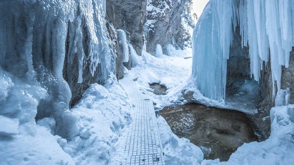 Wanderweg Durch Eine Schmale Mit Schnee Und Eis Bedeckte Schlucht — Stockfoto
