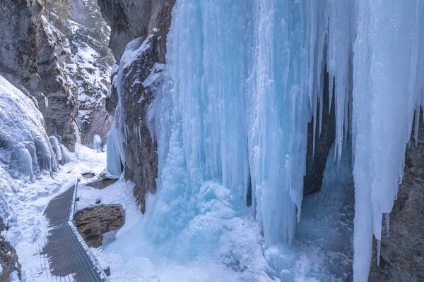 Wanderweg Durch Eine Schmale Mit Schnee Und Eis Bedeckte Schlucht — Stockfoto