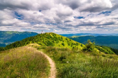 Manzara mavi gökyüzü bulutlu arka planda otsu çayır ve dağ zirveleri ile bahar. Donovaly alan Velka Fatra Milli Parkı, Slovakya, Avrupa.