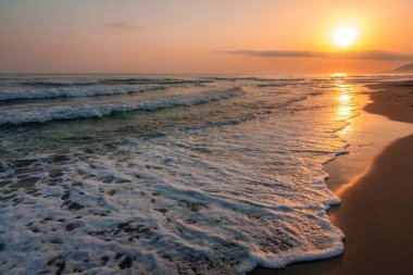 Denizde sahil Girit Adası, Yunanistan, Avrupa üzerindeki gündoğumu.