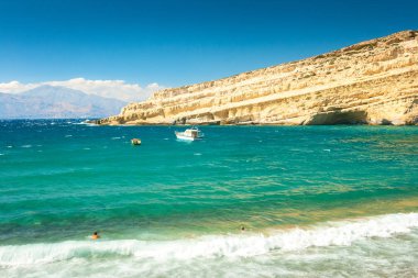 Matala plaj ve cliff mağaralar Girit Adası, Yunanistan, Avrupa ile.