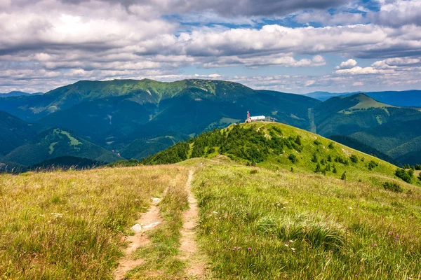 春天的风景与草地和山峰 蓝天与云的背景 位于斯洛伐克 斯洛伐克 欧洲的 Velka Fatra 国家公园的多诺瓦利地区 — 图库照片
