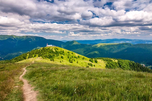 Frühlingslandschaft Mit Grasbewachsenen Wiesen Und Berggipfeln Blauer Himmel Mit Wolken — Stockfoto