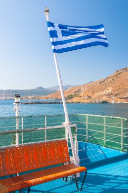 Deniz Girit Adası, Yunanistan, Avrupa'nın kıyı boyunca teknede Yunan bayrağı.