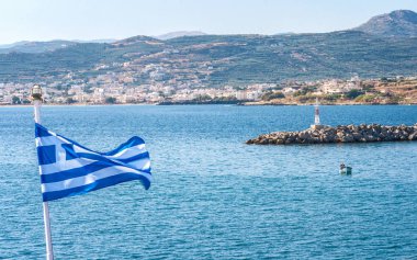 Girit Adası, Yunanistan, Avrupa'nın kıyısında deniz manzara ön Yunan bayrağı.
