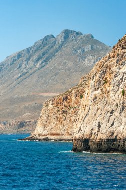 Crete, Yunanistan, Avrupa'nın kuzeybatıdaki Balos lagoon yakınındaki kayalık sahil.