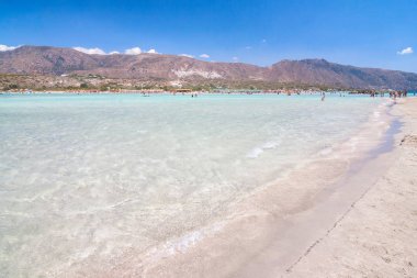Kristal berraklığında su, Crete island, Yunanistan, Avrupa'nın güneybatısında lagün ile Elafonissi Beach.