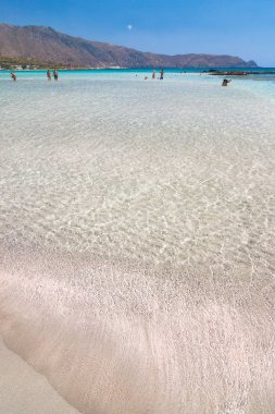 Kristal berraklığında su, Crete island, Yunanistan, Avrupa'nın güneybatısında lagün ile Elafonissi Beach.