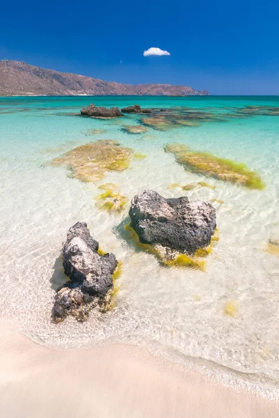 Kristal berraklığında su, Crete island, Yunanistan, Avrupa'nın güneybatısında lagün ile Elafonissi Beach.