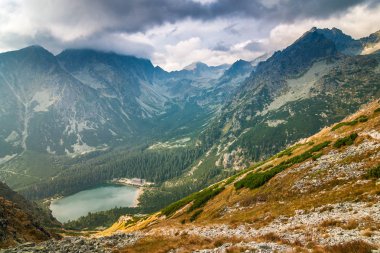 Dağ eyer Ostrva Popradske pleso Gölü Yüksek Tatras Milli Parkı, Slovakya, Avrupa'nın üzerinden görüntülemek.