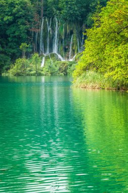 Şelale turkuaz Gölü. Plitvice Gölleri Milli Parkı, Hırvatistan, Avrupa.