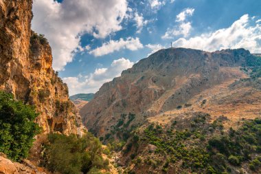 Bir vahşi dağ manzarası yakınındaki mağara Agia Sofia Adalet Divani Crete island, Yunanistan, Avrupa'nın iç içinde.