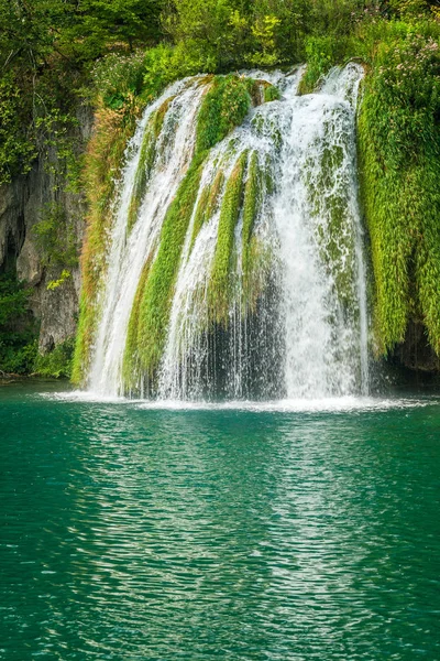 Καταρράκτης Τυρκουάζ Λίμνη Plitvice Εθνικό Πάρκο Των Λιμνών Στην Κροατία — Φωτογραφία Αρχείου