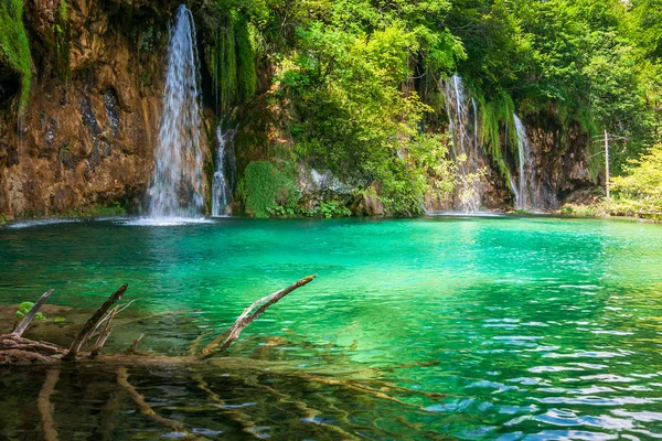 Cachoeira Num Lago Azul Turquesa Parque Nacional Dos Lagos Plitvice — Fotografia de Stock