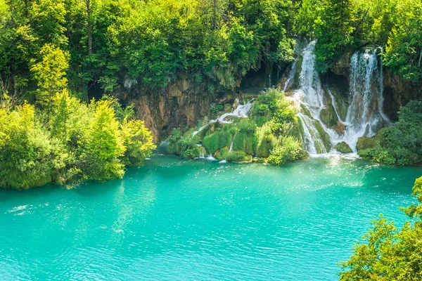 Waterval Bij Een Turkoois Lake Plitvice Meren Nationaal Park Kroatië — Stockfoto