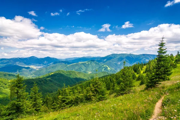 Paisagem Primavera Com Prados Gramados Picos Montanha Céu Azul Com — Fotografia de Stock