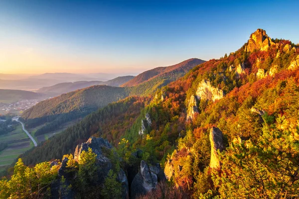 Färgglada Bergslandskap Vid Solnedgången Höst Sulov Rocks National Nature Reserve — Stockfoto
