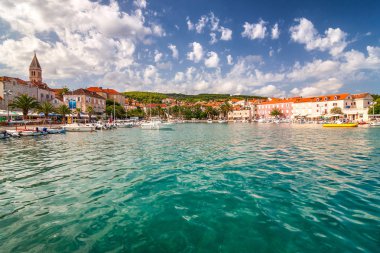 Güneşli bir gün Supetar Harbor'da Brac Adası, Hırvatistan, Avrupa.