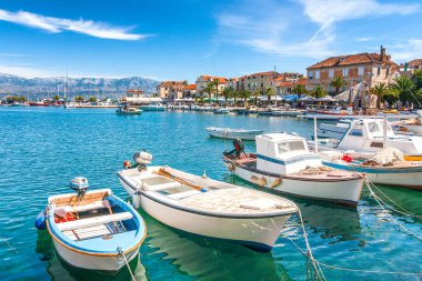 Brac Adası bir yaz, Supetar limandaki tekneler Hırvatistan, Avrupa.