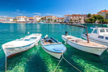 Brac Adası bir yaz, Supetar limandaki tekneler Hırvatistan, Avrupa.