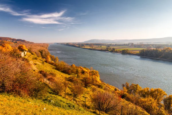Donau Fließt Herbstlichen Farben Durch Die Landschaft — Stockfoto
