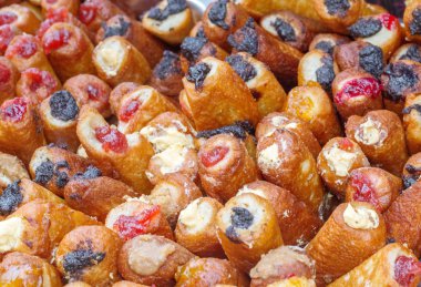 Reçel, marmelat veya lor ile buns fırında pirozhki-.