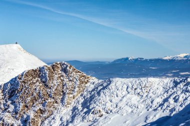 Karlı kış manzara mavi gökyüzü ile güneşli bir gün boyunca Mountain. Mala Fatra Milli Parkı Slovakya, Europe.