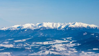 Güneşli bir gün, kış karlı manzara. Panorama görünüm West Tatras dağlarda Slovakya, Europe.