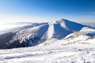 Karlı kış manzara mavi gökyüzü ile güneşli bir gün boyunca Mountain. Mala Fatra Milli Parkı Slovakya, Europe.