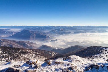 Karlı kış manzara mavi gökyüzü ile güneşli bir gün boyunca Mountain. Mala Fatra Milli Parkı Slovakya, Europe.