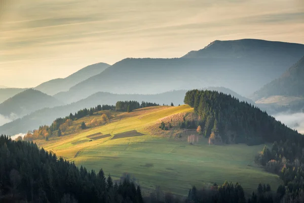 Hegyek Táj Napkeltekor Mala Fatra Nemzeti Park Nem Messze Falu — Stock Fotó