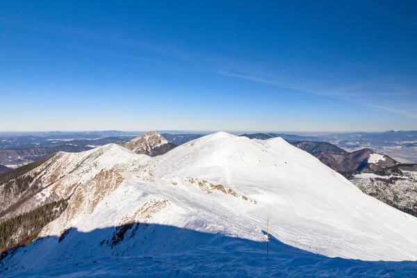 Winter Besneeuwde Landschap Berg Tijdens Een Zonnige Dag Met Blauwe — Stockfoto