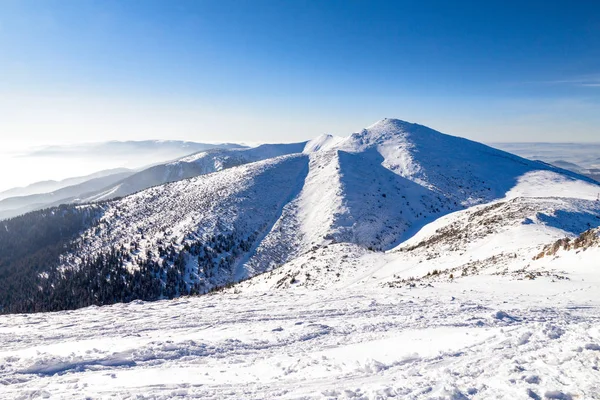 Inverno Paesaggio Innevato Montagna Durante Una Giornata Sole Con Cielo — Foto Stock