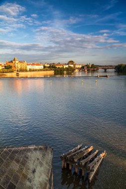 Vltava Nehri ve tiyatro ile tarihi kentin waterfront.