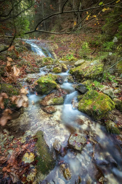 Καταρράκτης σε ένα δάσος από το Mala Fatra, ενώ εθνικό πάρκο. — Φωτογραφία Αρχείου