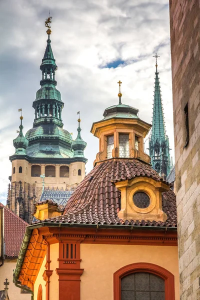 Torres de edifícios históricos no distrito do castelo de Praga . — Fotografia de Stock