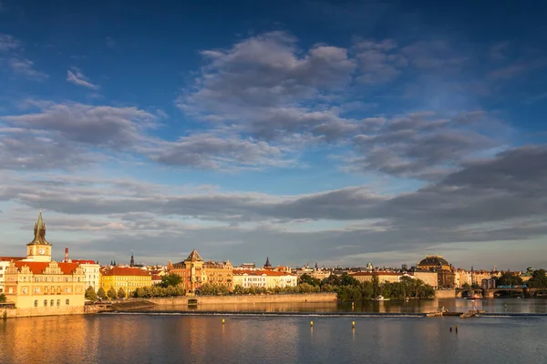 Río Moldava y su paseo marítimo en Praga al atardecer . — Foto de Stock