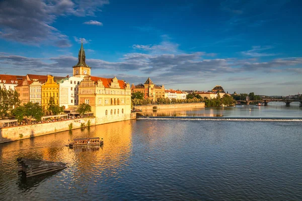 Rio Vltava e beira-mar da cidade velha com o teatro . — Fotografia de Stock