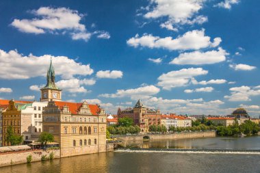 Vltava Nehri ve tiyatro ile tarihi kentin waterfront.