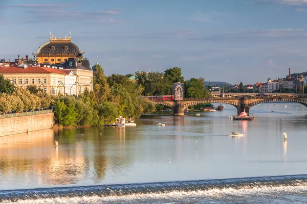 Řeka Vltava a nábřeží je staré město s divadlem. — Stock fotografie