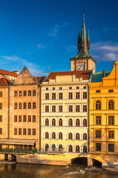 Edifícios históricos no rio Vltava, na Cidade Velha de Praga — Fotografia de Stock