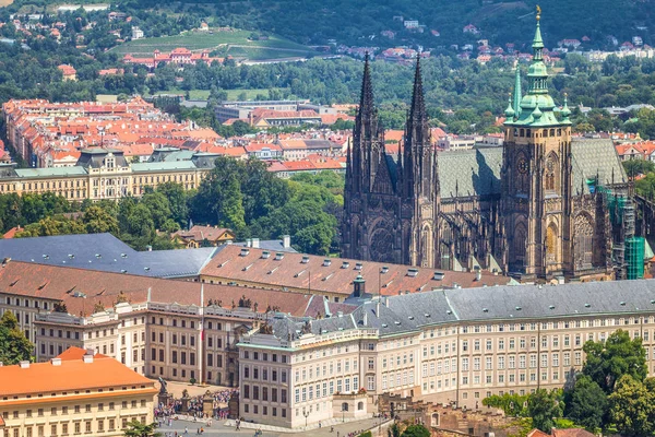 Vista panorâmica do Castelo de Praga e da Catedral Metropolitana . — Fotografia de Stock