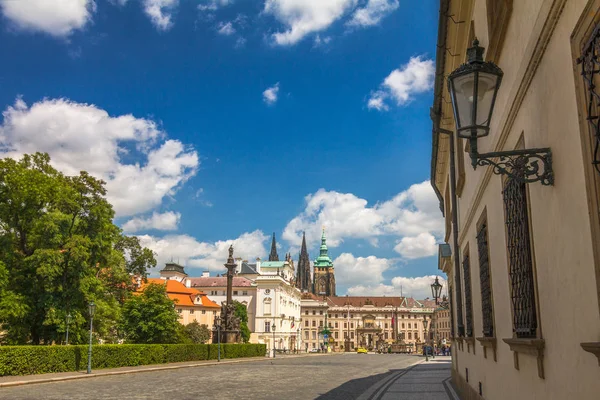 Rua no Castle District em Praga, República Checa . — Fotografia de Stock