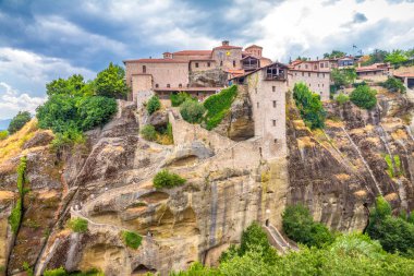 Meteora ile dramatik gökyüzü bulutlu.