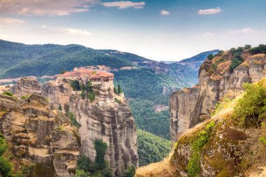 Meteora manastırları bir kaya oluşumu ile oluşturur.