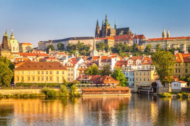 Prague Castle Vltava Nehri sabah gündoğumu, yukarıda.