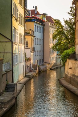 Vltava dere boyunca tarihi evleri Certovka adlı.